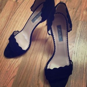 Sarah Jessica Parker Bobbie black suede pumps